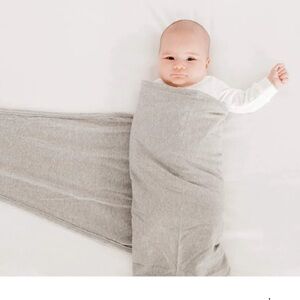 2 miracle blanket swaddles - grey and white. Excellent used condition.